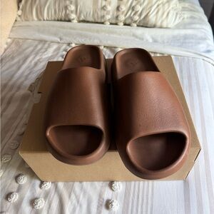 Yeezy slides men’s 8 NWT